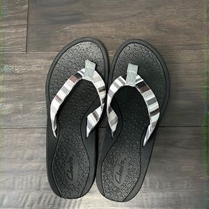 Women’s Clarks multi color thing slip on sandal (flip flops), Size 7m